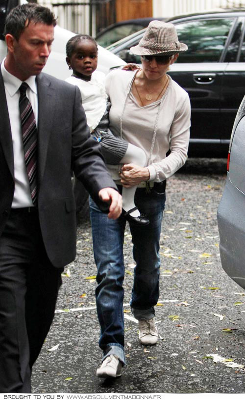 Madonna arrives at the Kabbalah Centre wearing high heeled sneakers and  carrying a Louis Vuitton bag New York City, USA Stock Photo - Alamy