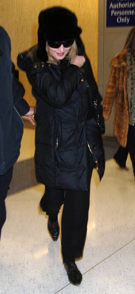 PIX - Madonna arrives at JFK airport, New York [13 Pics] - Absolument